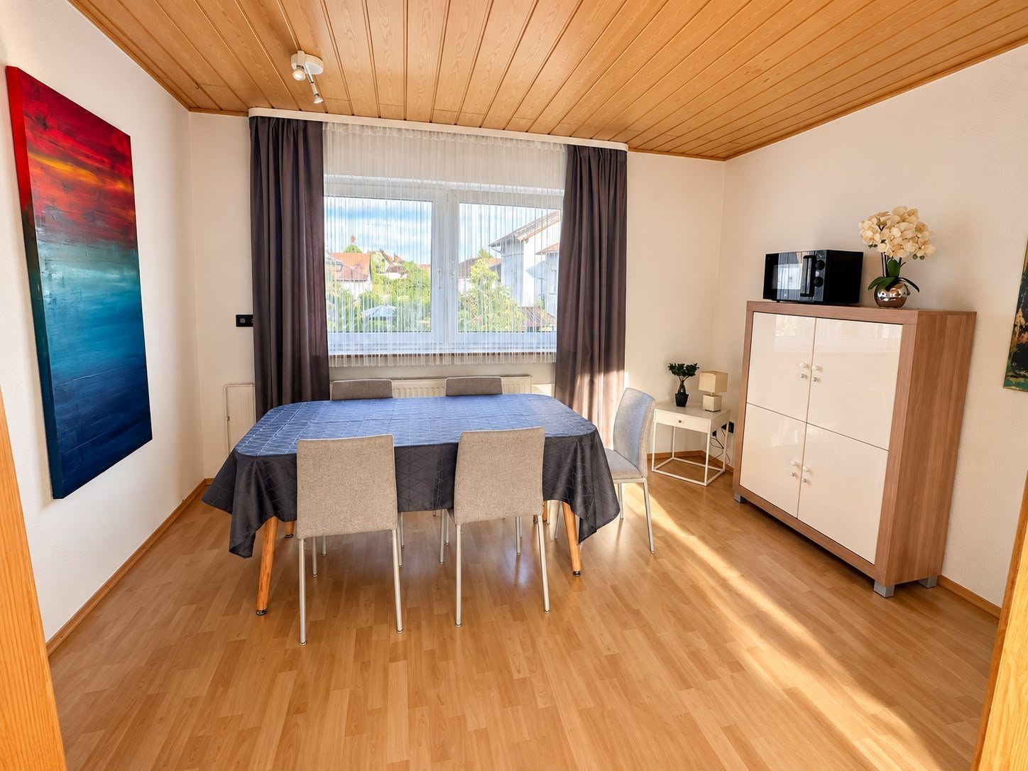 Essbereich mit großem Tisch