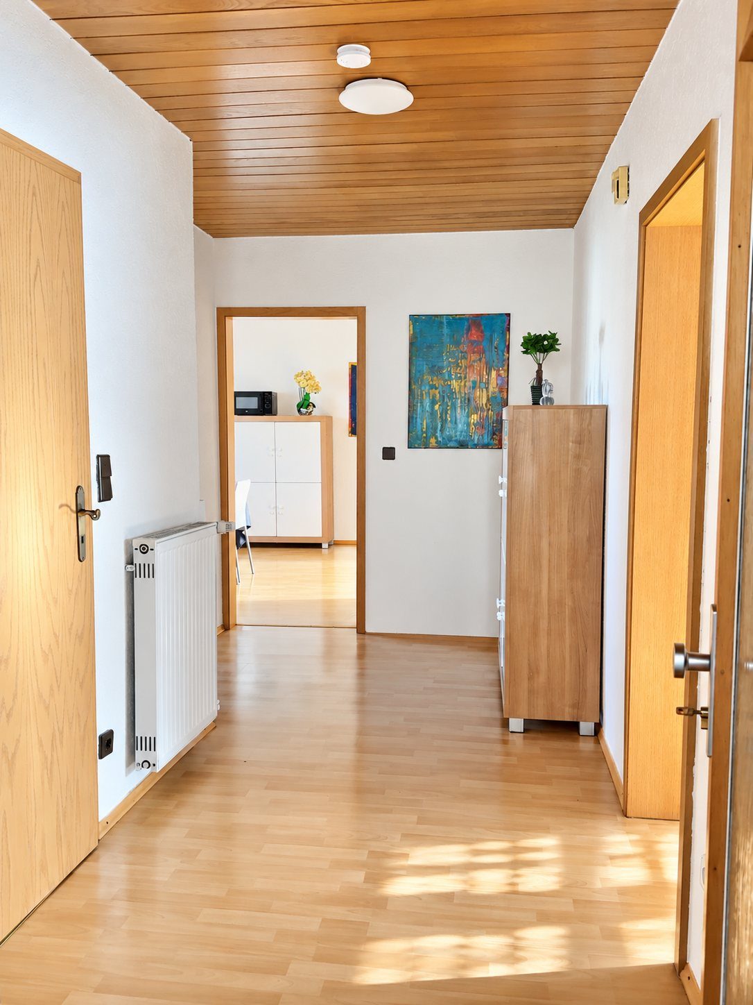 Heller Flur mit Blick in den Essbereich
