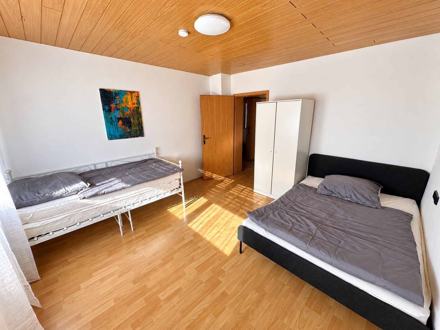 Schlafzimmer 1 mit Doppelbett und Einzelbett